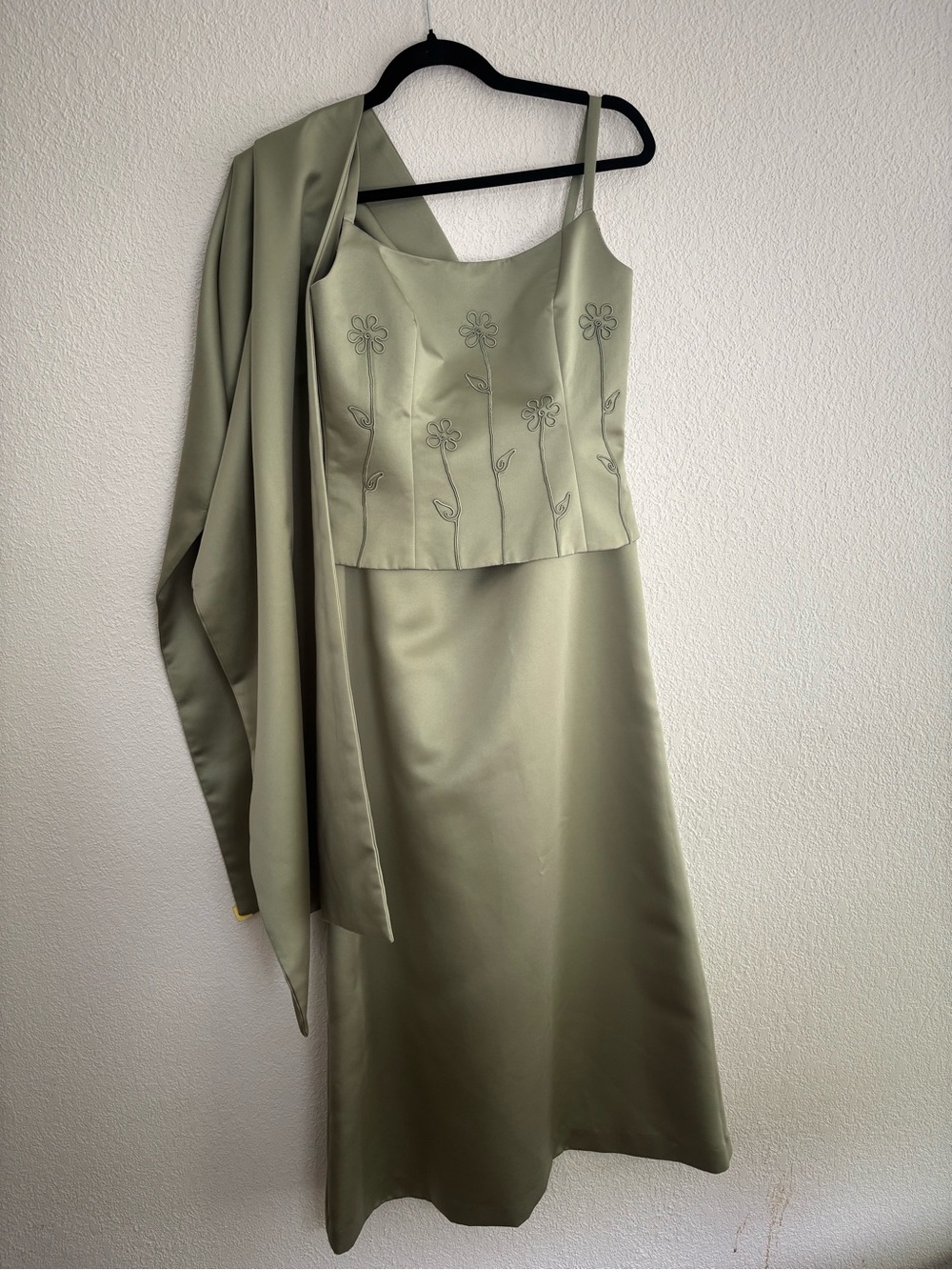 Three-Piece Green Satin Maxi Skirt with 
Fitted Embroidered Bodice and Shawl